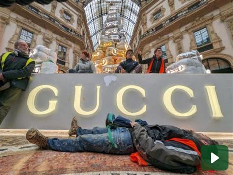 alberi di gucci|Video. Gucci non pulirà l'albero imbrattato a Milano da Ultima .